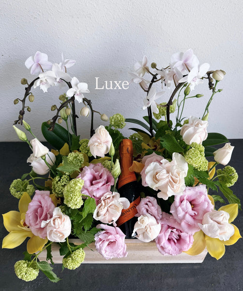 Mother’s Day Luxe Gift Set – Mini Wine + Florals